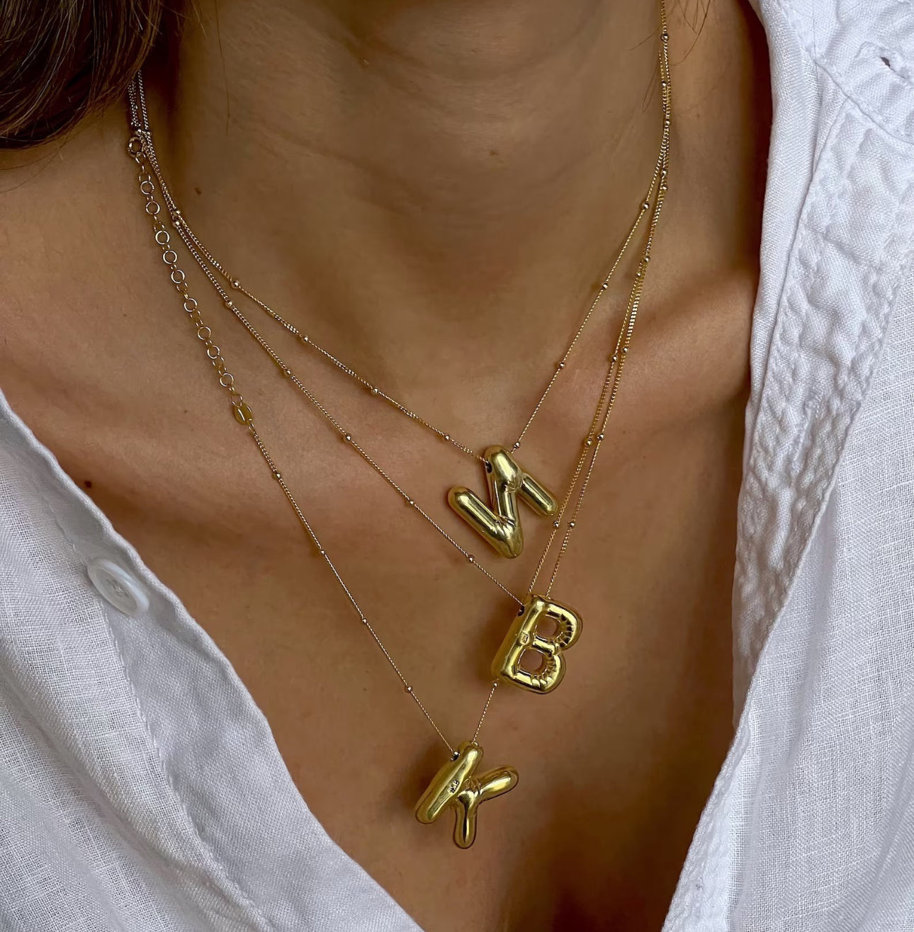 Collar con letra Globo