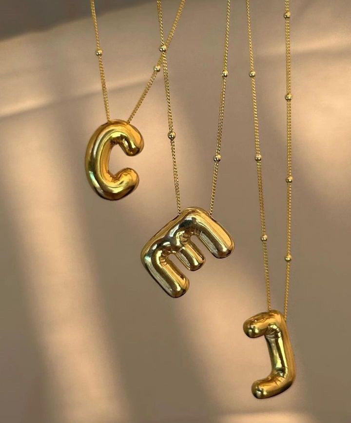 Collar con letra Globo