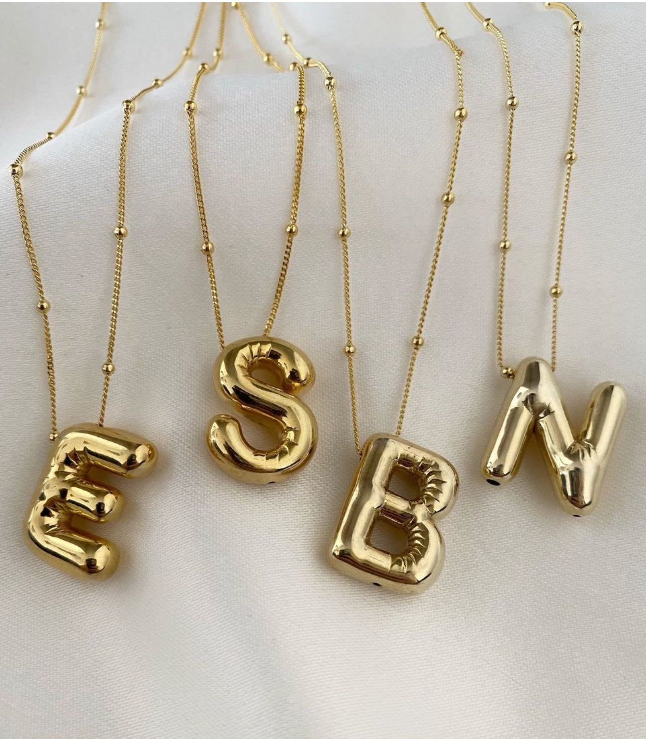 Collar con letra Globo