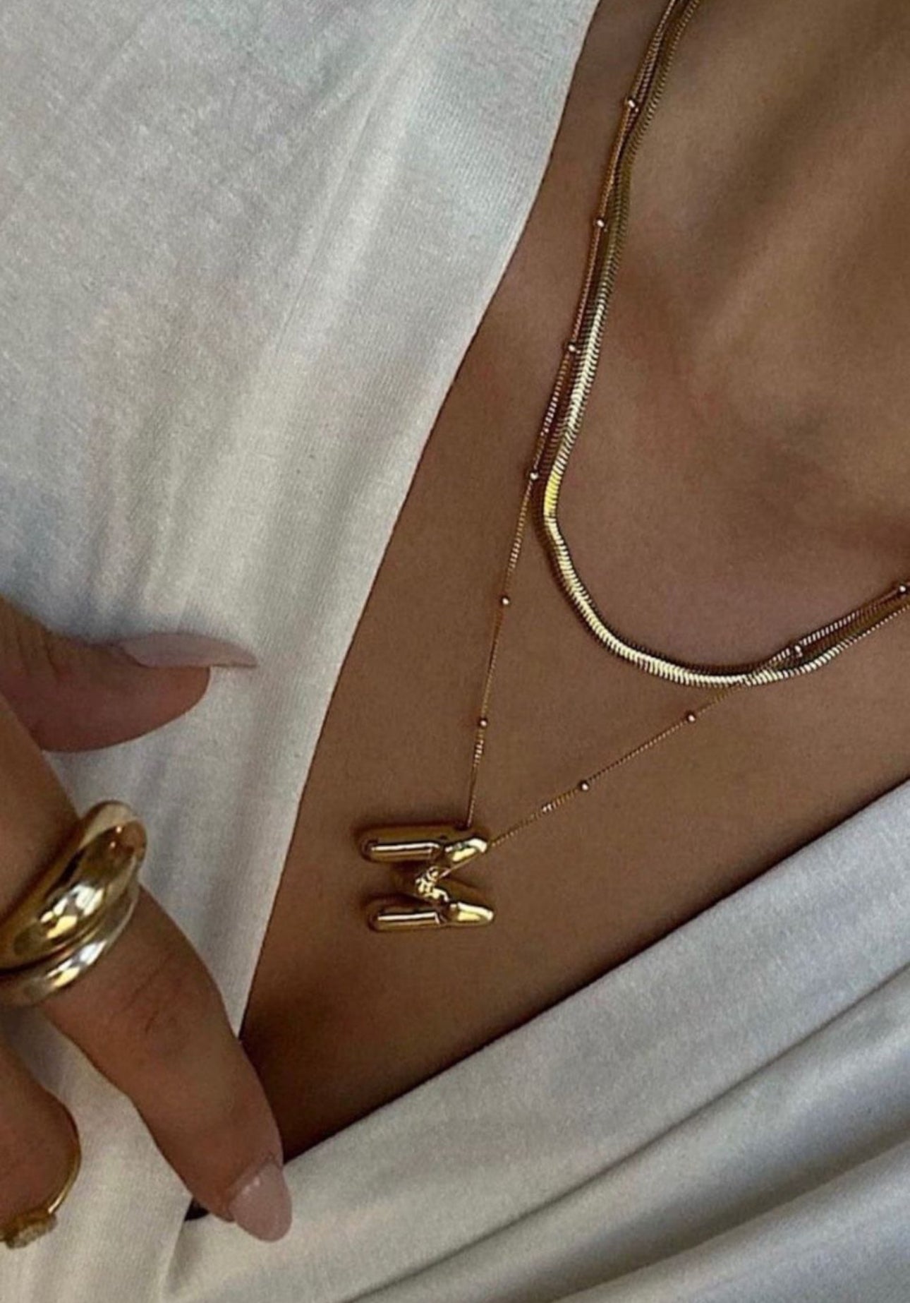 Collar con letra Globo