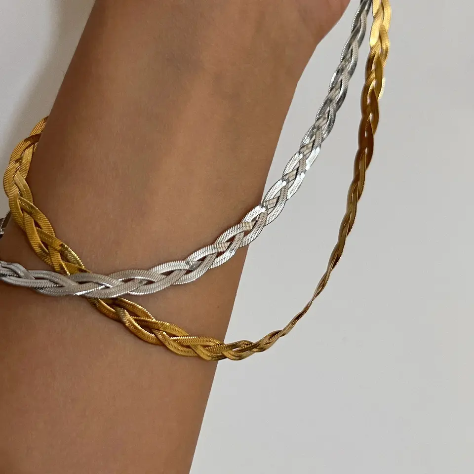 Collar de serpiente entrelazada