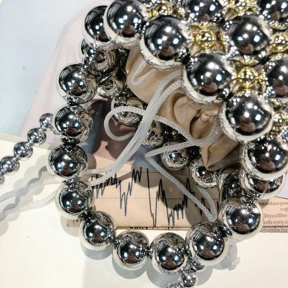 Bolso de mano con perlas