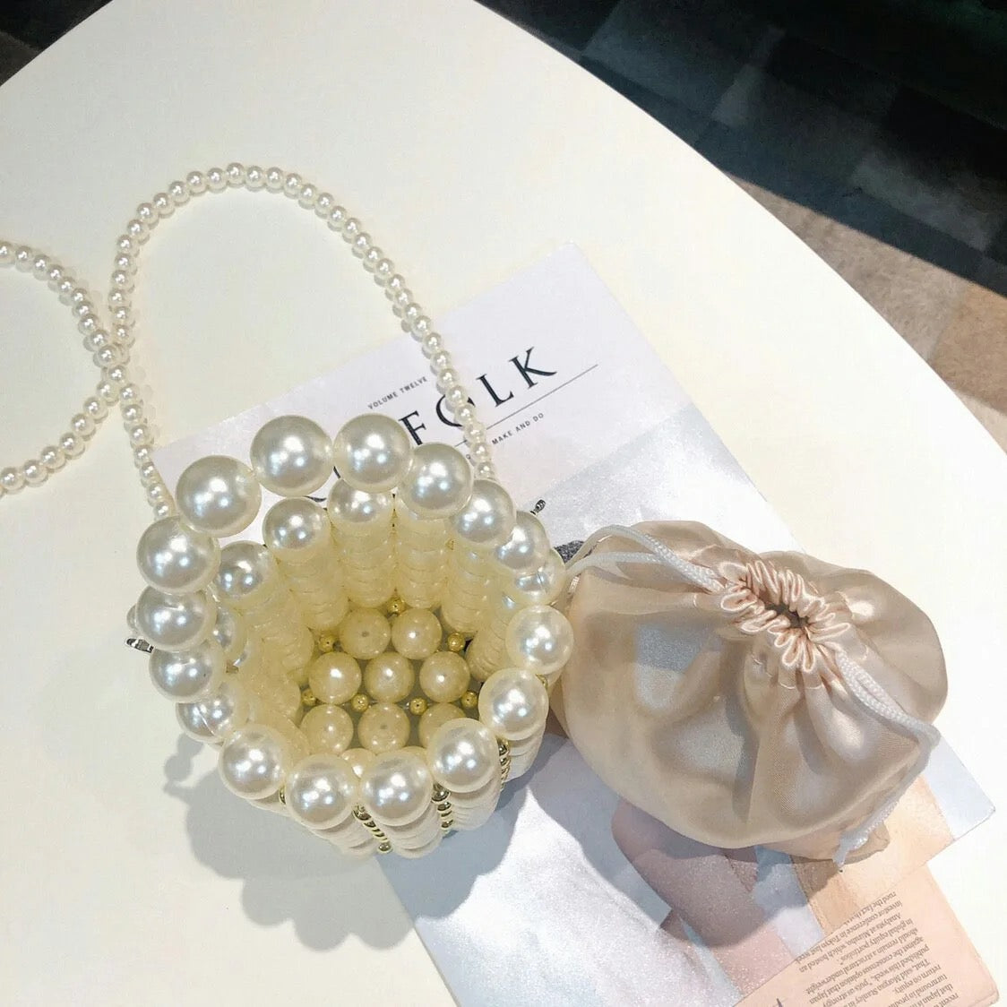 Bolso de mano con perlas