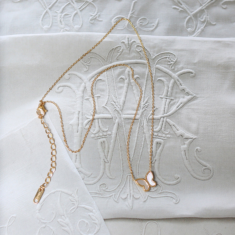 Collar de mariposa de concha