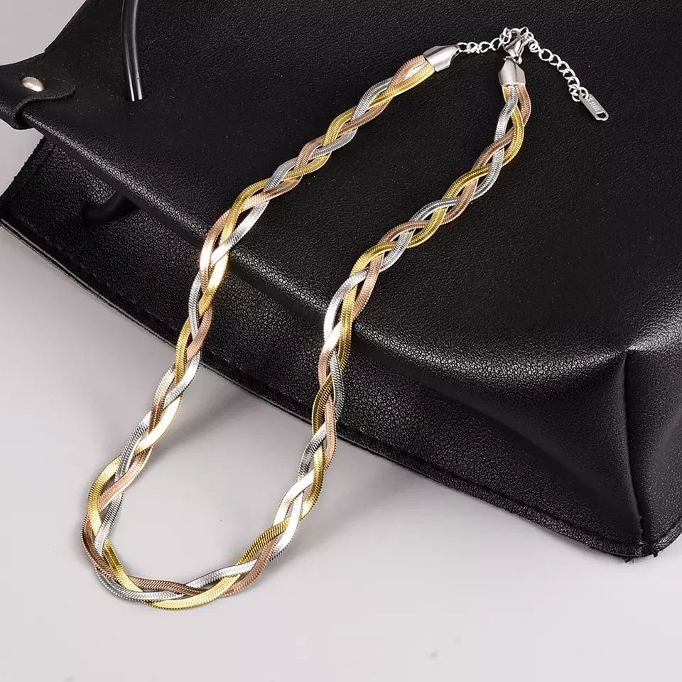 Collar de serpiente entrelazada