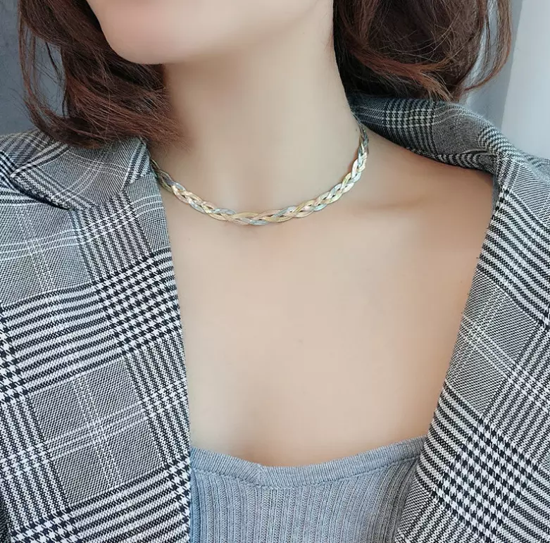 Collar de serpiente entrelazada