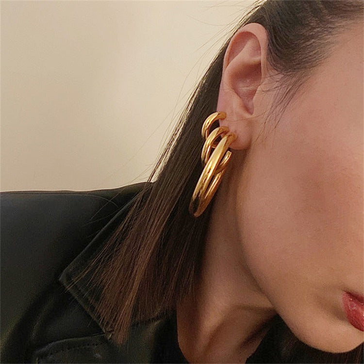 Aros minimalistas en forma de C