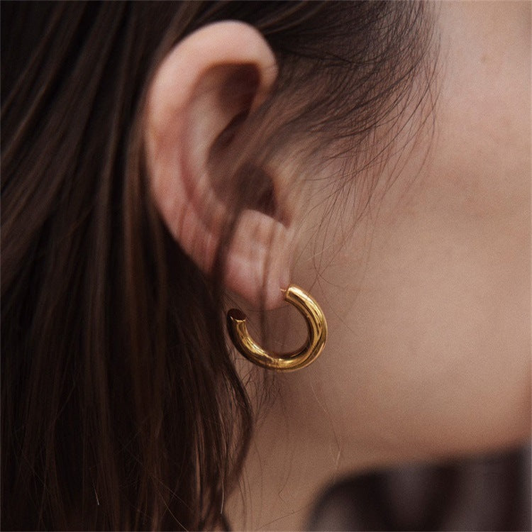 Aros minimalistas en forma de C